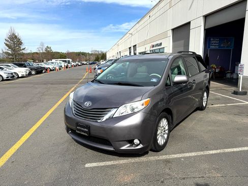 Used 2011 Toyota Sienna Limited image 29