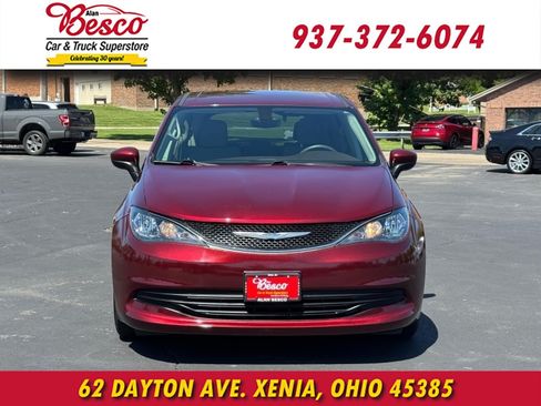 Used 2017 Chrysler Pacifica Touring FWD image 2