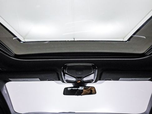 Certified 2022 BMW 330e w/ Convenience Package image 17