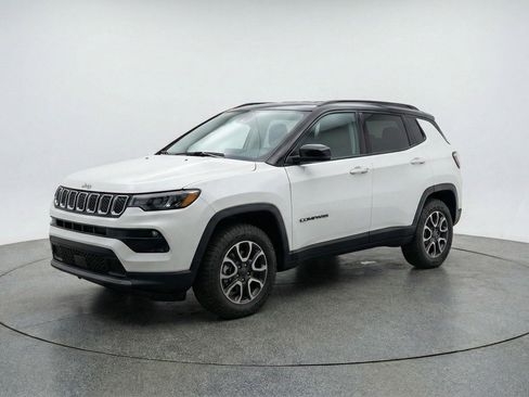 Used 2025 Jeep Compass Trailhawk AWD/4WD image 3