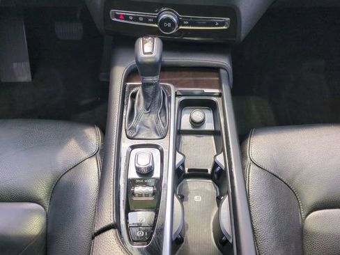 Used 2019 Volvo XC90 T5 Momentum w/ Multimedia Package AWD/4WD image 19