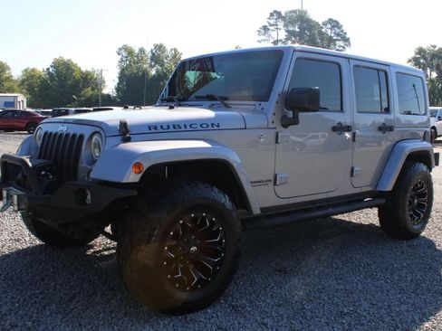 Used 2015 Jeep Wrangler Unlimited Rubicon w/ Connectivity Group image 3