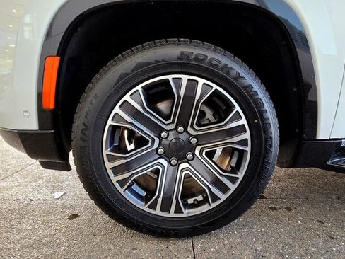 Certified 2024 Jeep Wagoneer Series II image 37