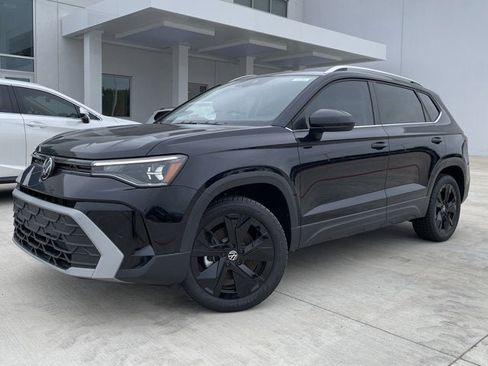 New 2025 Volkswagen Taos SE image 1