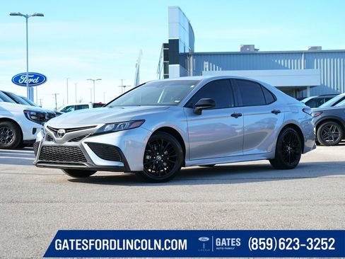 Used 2021 Toyota Camry SE image 1