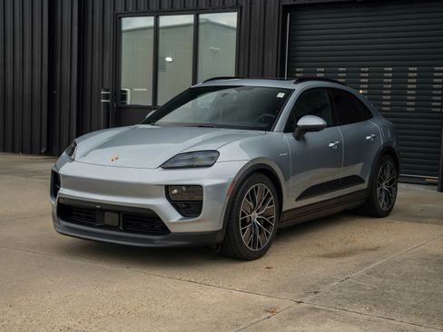 Certified 2025 Porsche Macan Electric image 8