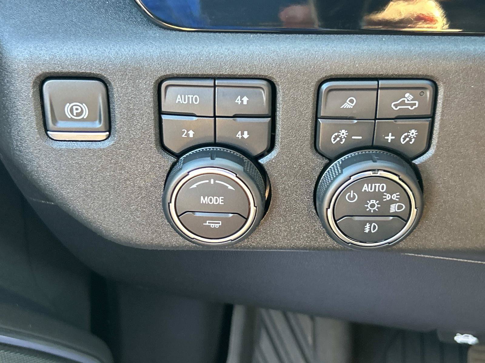 Used 2024 Chevrolet Silverado 1500 LTZ AWD/4WD image 45