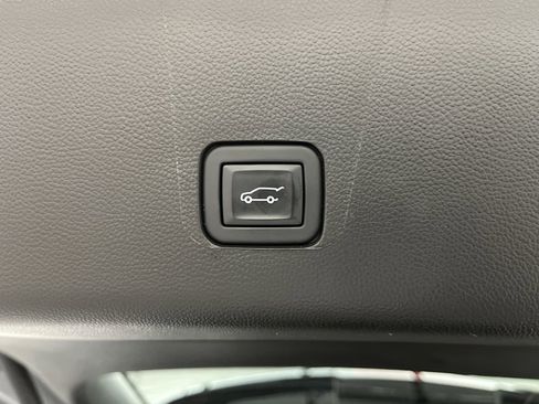 Certified 2023 Chevrolet Traverse LT w/ LT Premium Package AWD/4WD image 36