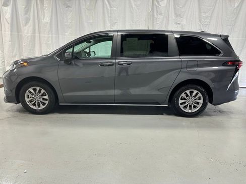 Used 2025 Toyota Sienna LE image 4