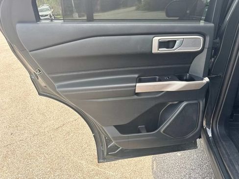 Used 2023 Ford Explorer Limited w/ Equipment Group 301A AWD/4WD image 17