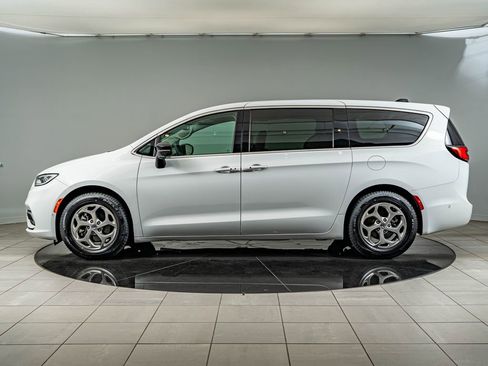 Used 2024 Chrysler Pacifica Limited w/ Trailer Tow Group FWD image 8