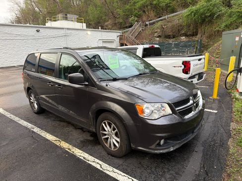 Used 2018 Dodge Grand Caravan SXT image 2