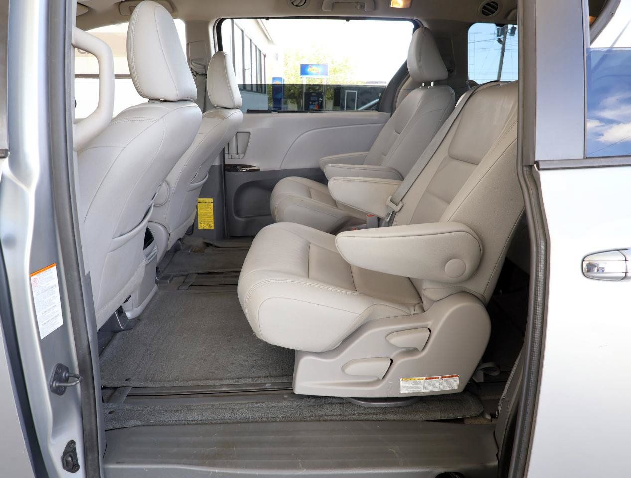 Used 2015 Toyota Sienna XLE FWD image 21