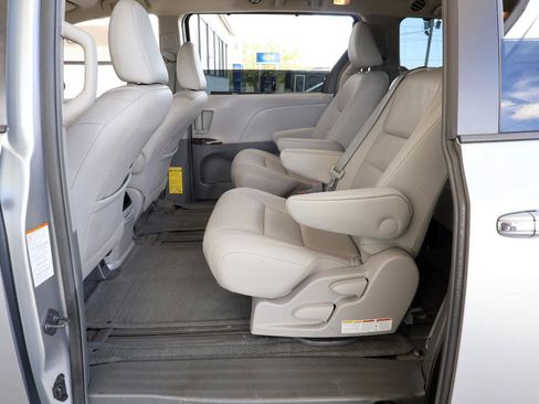 Used 2015 Toyota Sienna XLE FWD image 21