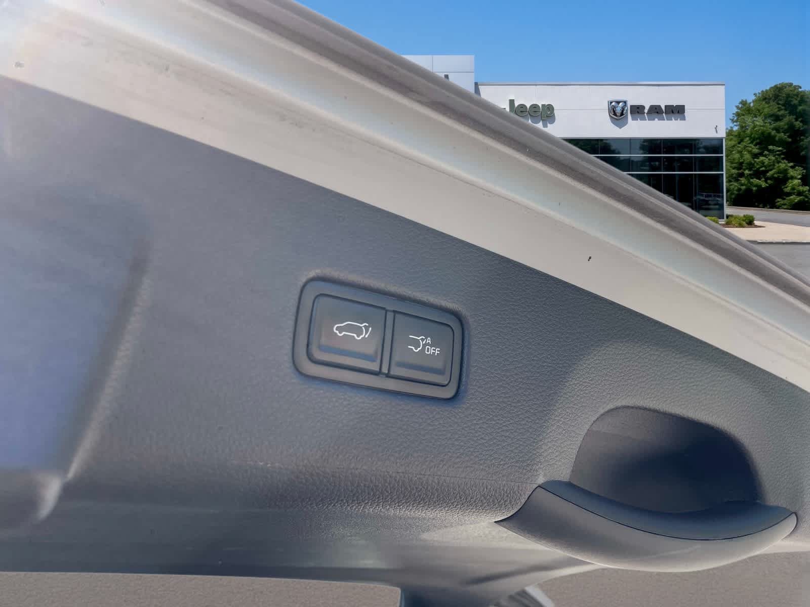 Used 2024 Kia Carnival EX FWD image 7