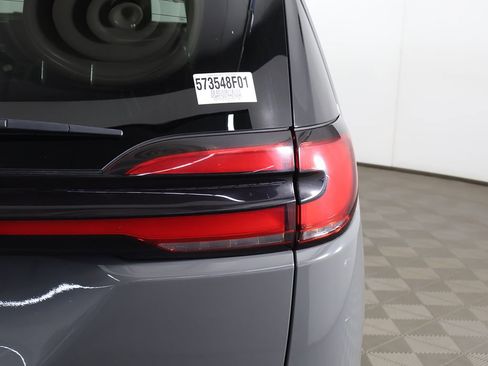 Used 2023 Chrysler Pacifica Limited FWD image 20