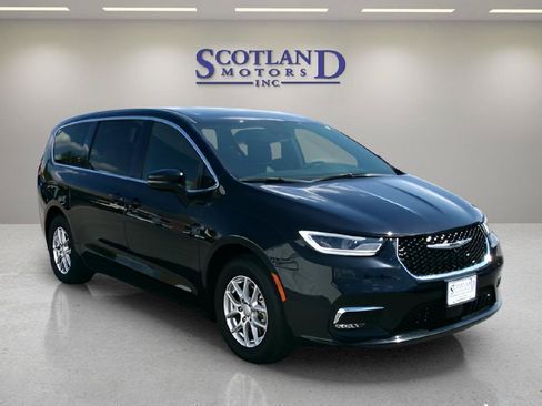 Used 2025 Chrysler Pacifica Select FWD image 4