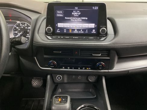 Used 2023 Nissan Rogue SV image 24