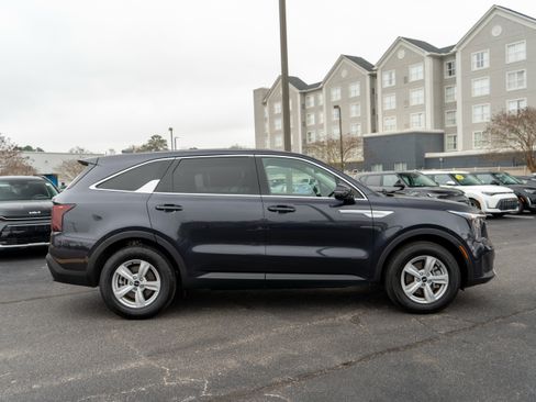 New 2025 Kia Sorento LX image 10
