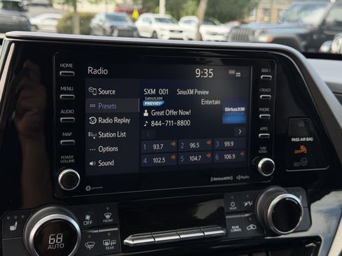 Used 2022 Toyota Highlander XLE FWD image 25