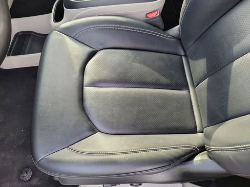 Used 2024 Chrysler Pacifica Touring-L image 21