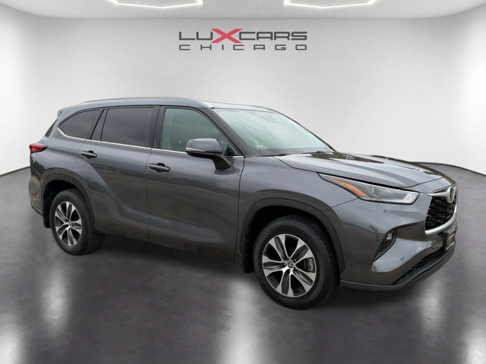 Used 2021 Toyota Highlander XLE AWD/4WD image 1