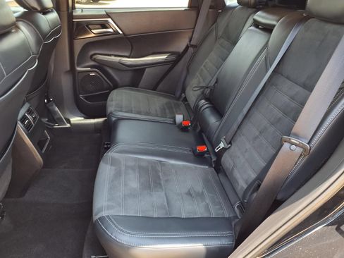 Used 2025 Mitsubishi Outlander SE AWD/4WD image 24