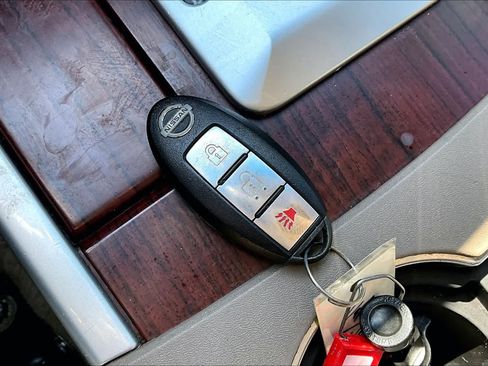 Used 2012 Nissan Pathfinder LE RWD image 15