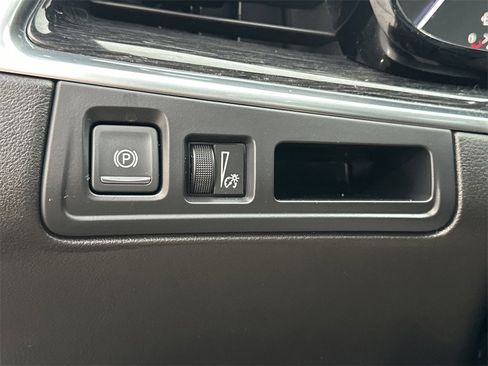 Certified 2022 Cadillac XT5 Premium Luxury w/ LPO, ONYX Package image 36