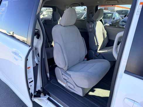 Used 2018 Toyota Sienna LE FWD image 16