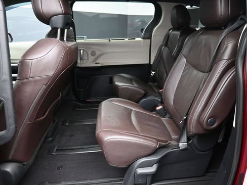 Used 2021 Toyota Sienna Platinum AWD/4WD image 22
