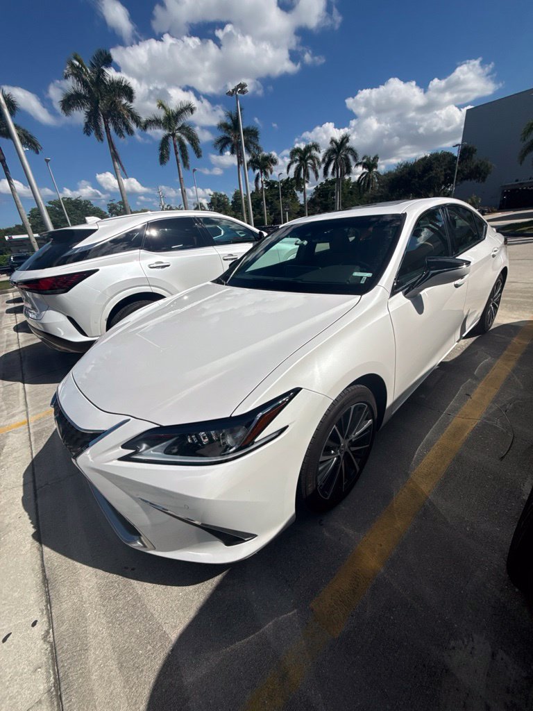 Used 2025 Lexus ES 300h w/ Premium Package FWD image 6