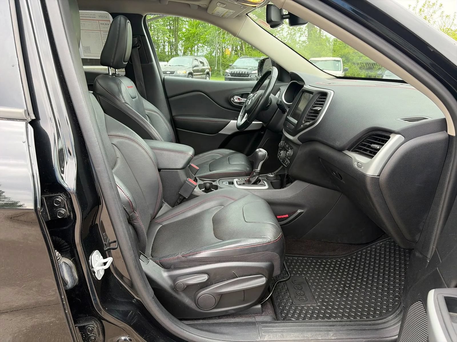 Used 2018 Jeep Cherokee Trailhawk AWD/4WD image 26