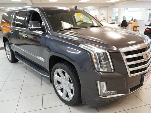 Used 2017 Cadillac Escalade ESV Luxury AWD/4WD image 17
