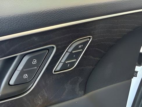 Used 2025 Audi Q8 Premium image 15