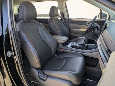 Used 2025 Kia Carnival FWD image 28