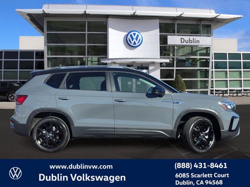 Certified 2023 Volkswagen Taos SE w/ Panoramic Sunroof Package image 3