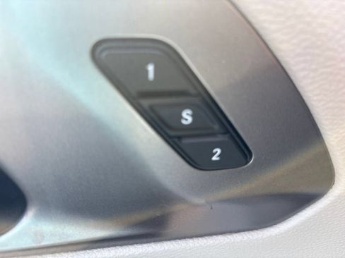 Used 2023 Chrysler Pacifica Touring-L FWD image 19