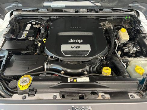 Used 2015 Jeep Wrangler Unlimited Sahara w/ Dual Top Group AWD/4WD image 36