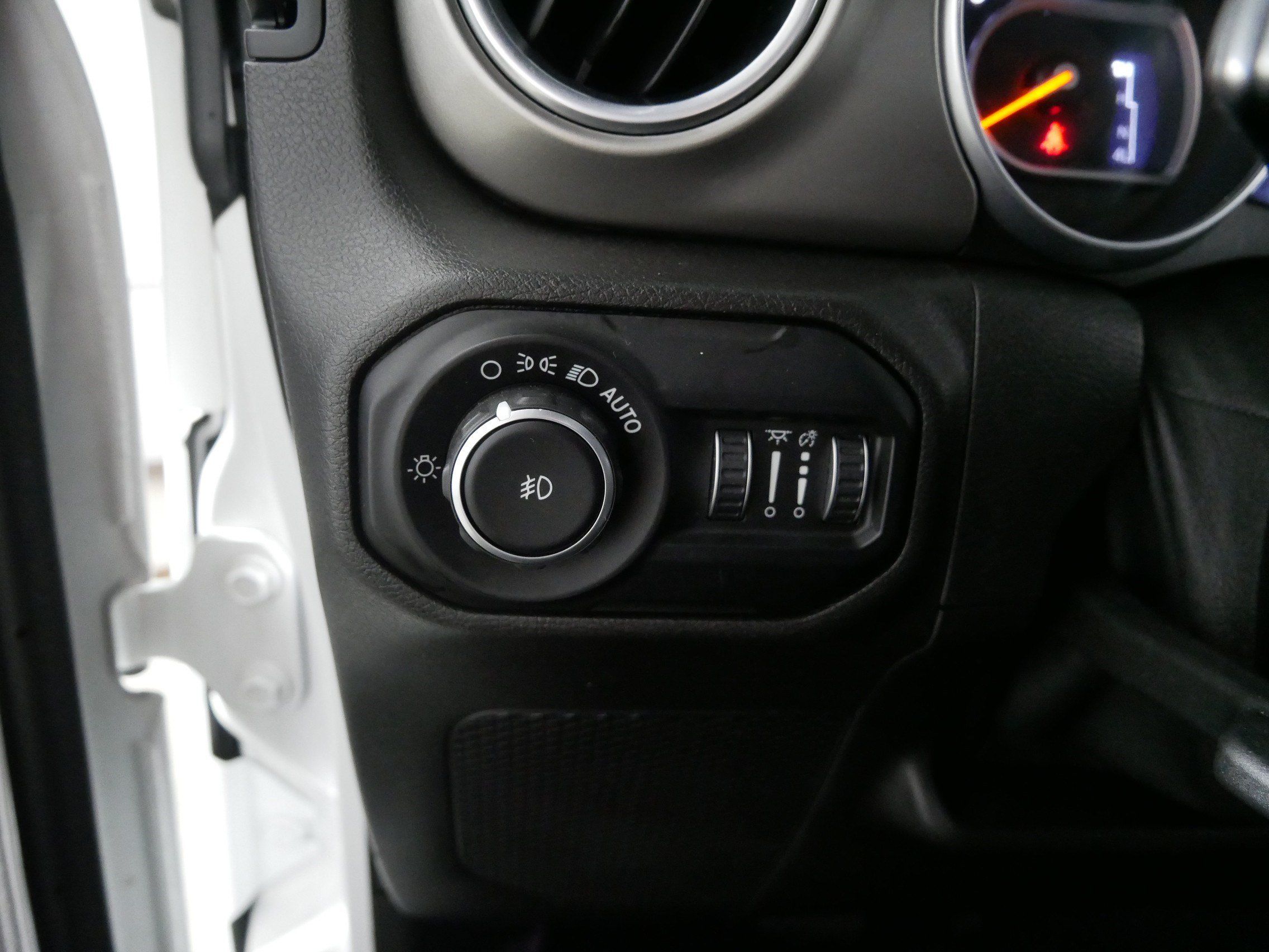 Used 2018 Jeep Wrangler Unlimited Sahara AWD/4WD image 26