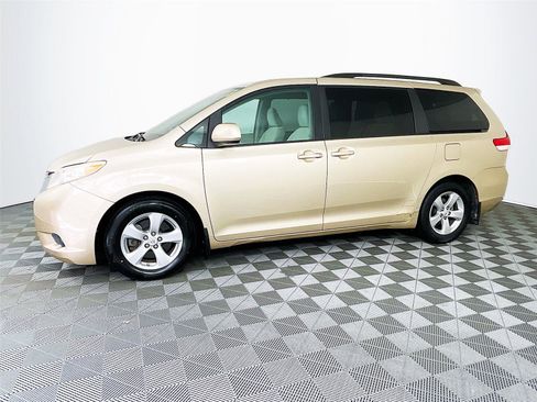 Used 2011 Toyota Sienna LE w/ Towing Pkg FWD image 4