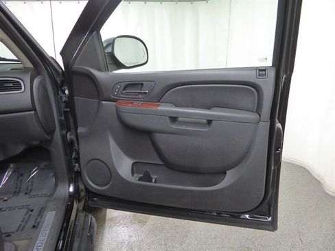 Used 2013 Chevrolet Avalanche LTZ image 24