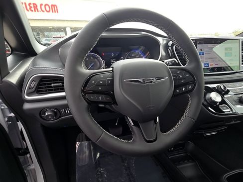 New 2026 Chrysler Pacifica Select image 8