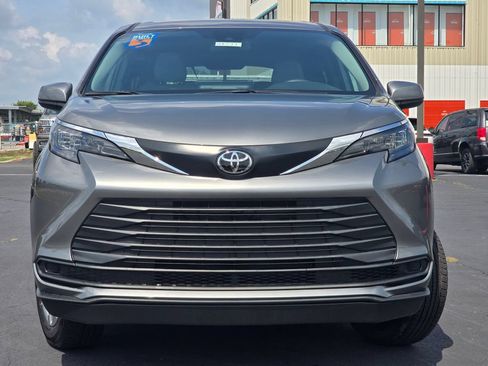 Used 2026 Toyota Sienna LE FWD image 5