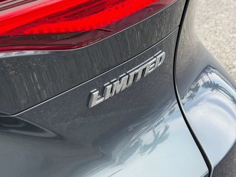 Used 2023 Toyota Venza Limited AWD/4WD image 18