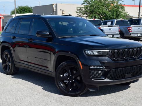 Used 2025 Jeep Grand Cherokee Limited w/ Black Appearance Package AWD/4WD image 3