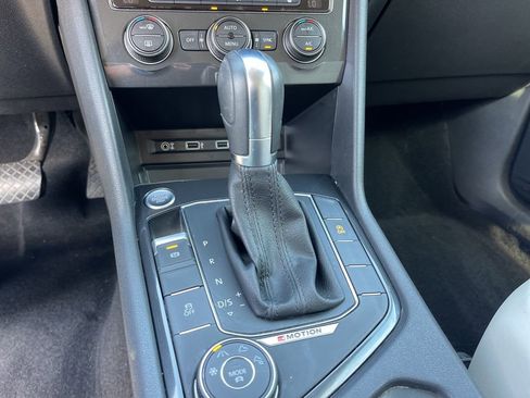 Used 2018 Volkswagen Tiguan SE image 14