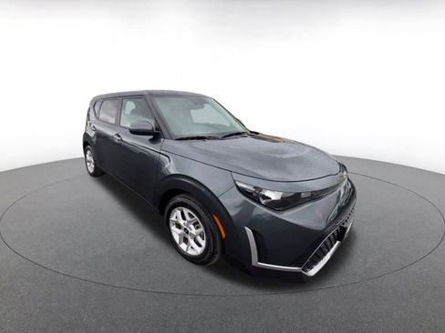 Used 2025 Kia Soul LX w/ LX Technology Package FWD image 2