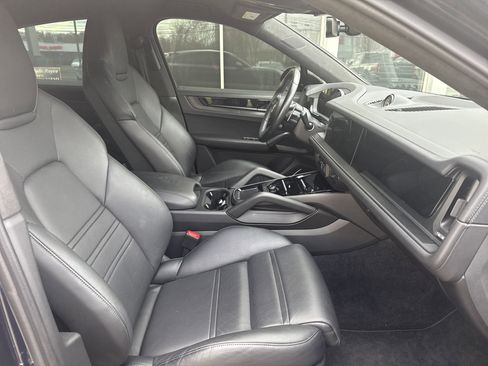 Used 2024 Porsche Cayenne Turbo GT image 2
