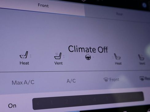 Used 2025 Chrysler Pacifica Limited image 38